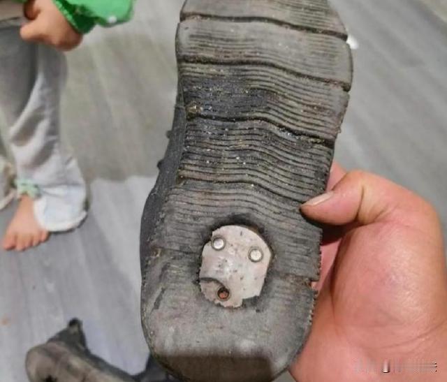 广东，一男子发现妻子在外面有花头，跟别人保持着不正当的男女关系，就在妻子的鞋子里