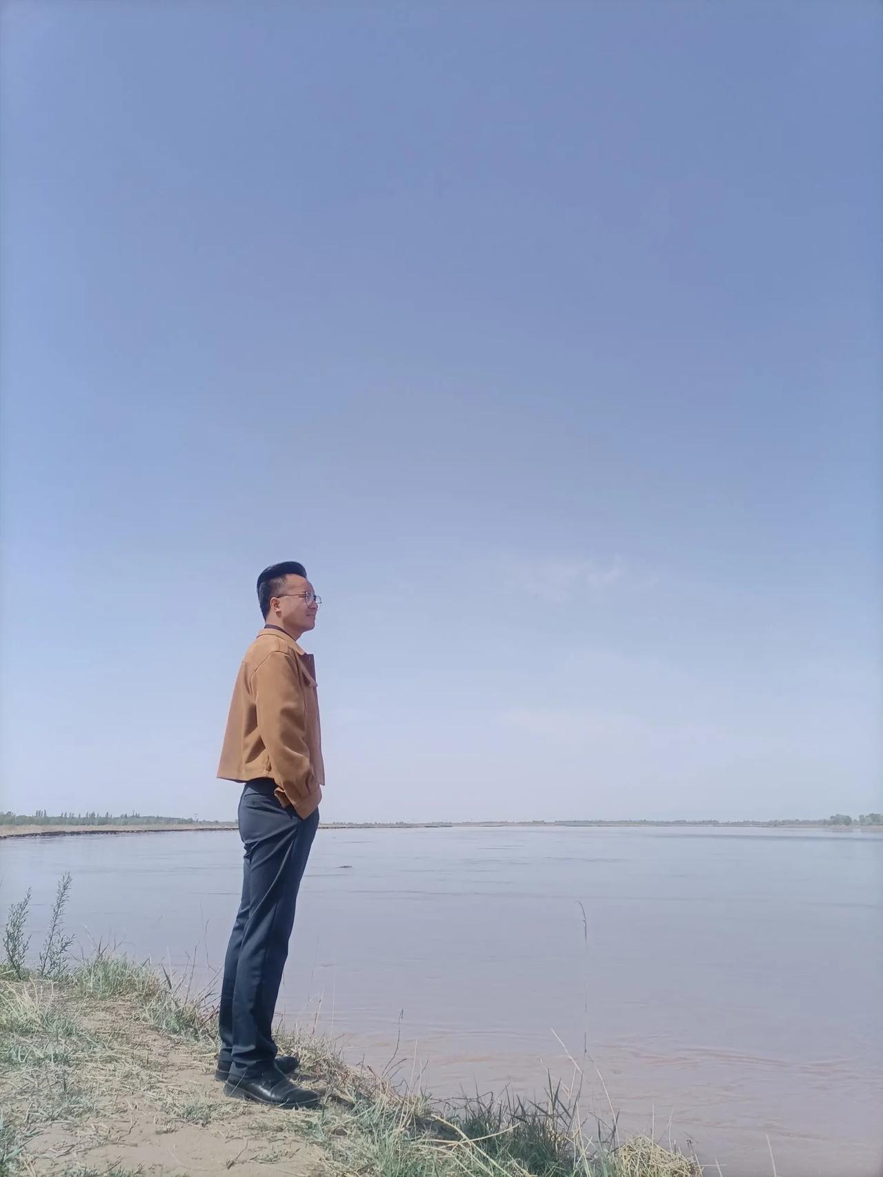 在黑夜与白昼罅隙
嵌入五彩的自己
以区分黑白
在山与山的豁口
当一面屏障
以阻挡