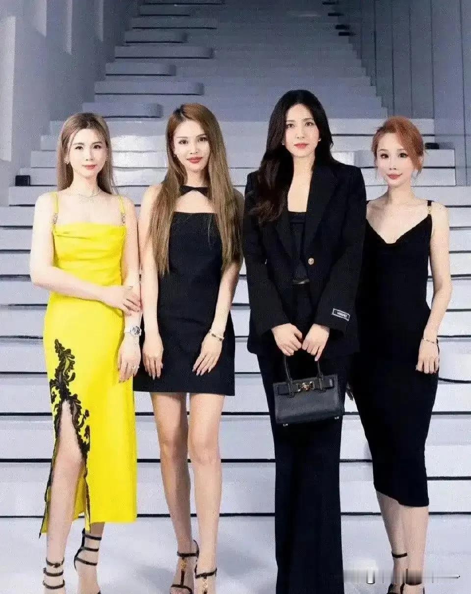 理性讨论，曾黎和网红合影算吊打网红吗?#曾黎人缘有多好# #女星的魅力何在# #