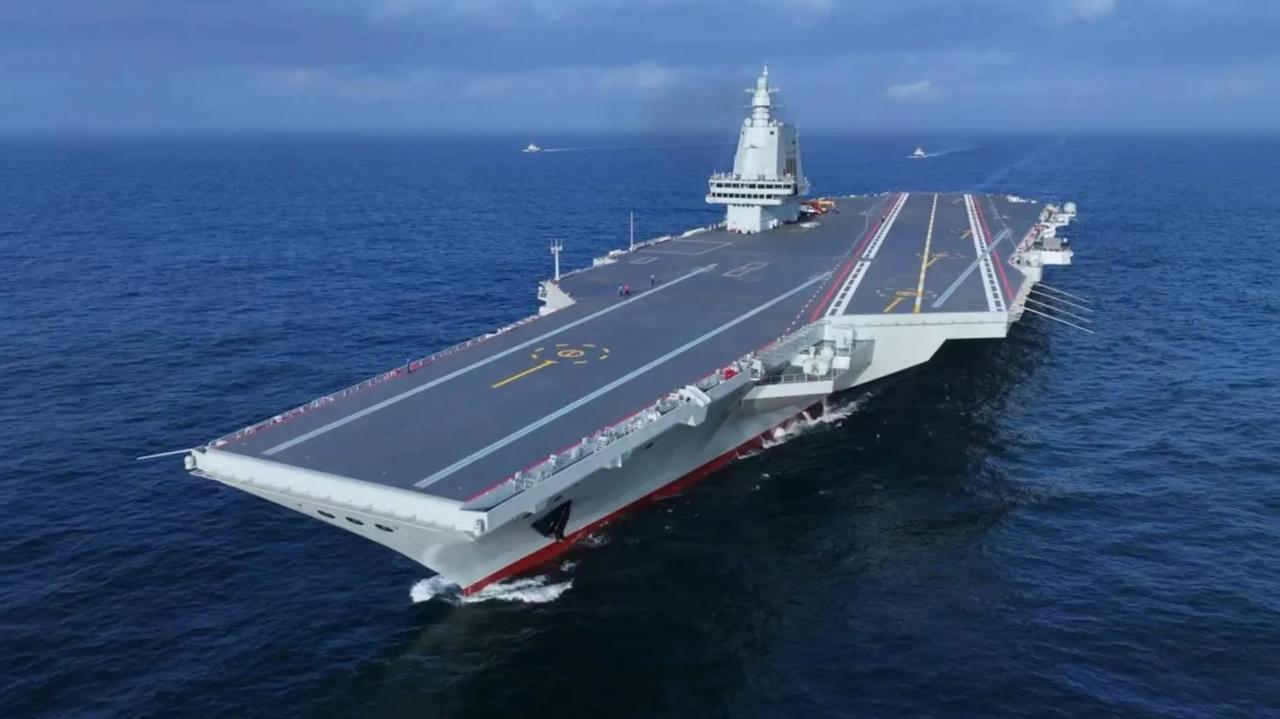 航空母舰战斗集群配备有巡洋舰、驱逐舰、护卫舰、补给舰、潜艇等，航母上有战机，这形