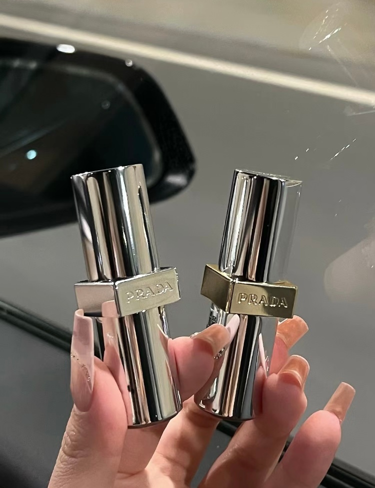 有生之年居然蹲到了 PRADA出口红！时髦精人集合！！金属外壳高级又时髦 磁吸质