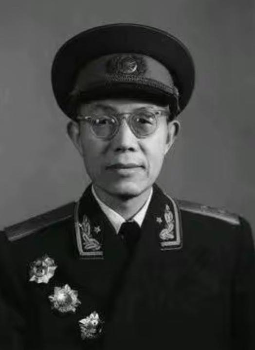 1937年，西路军侦察部长欧阳毅逃亡途中偶遇东北军，对方竟然好酒好菜招待他，欧阳