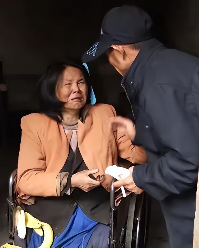 山东单县一位43岁光棍在街头捡回一位截瘫女子，不料，女子半年后突然提出一个要求，
