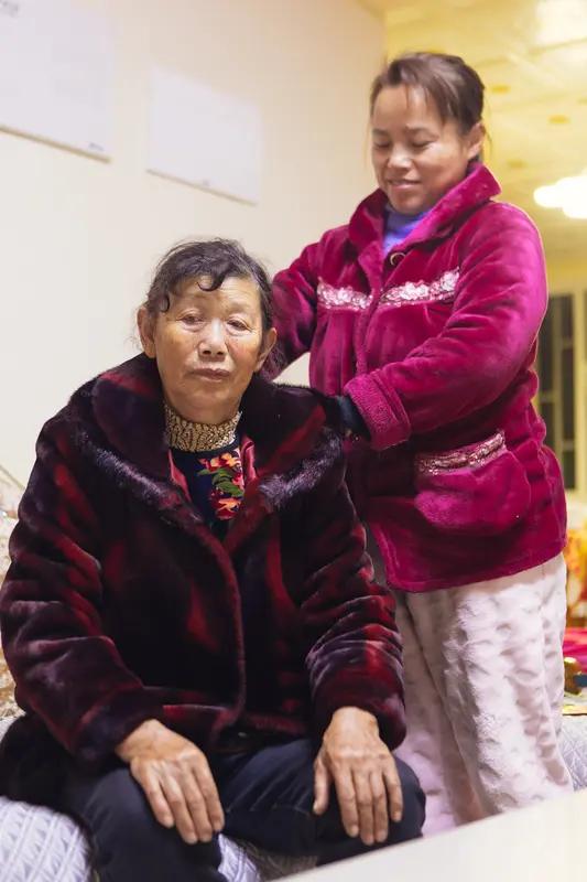 公公离世，出殡该儿媳走前还是闺女走前？很多人都不懂
 
老人走了，家里最容易因为