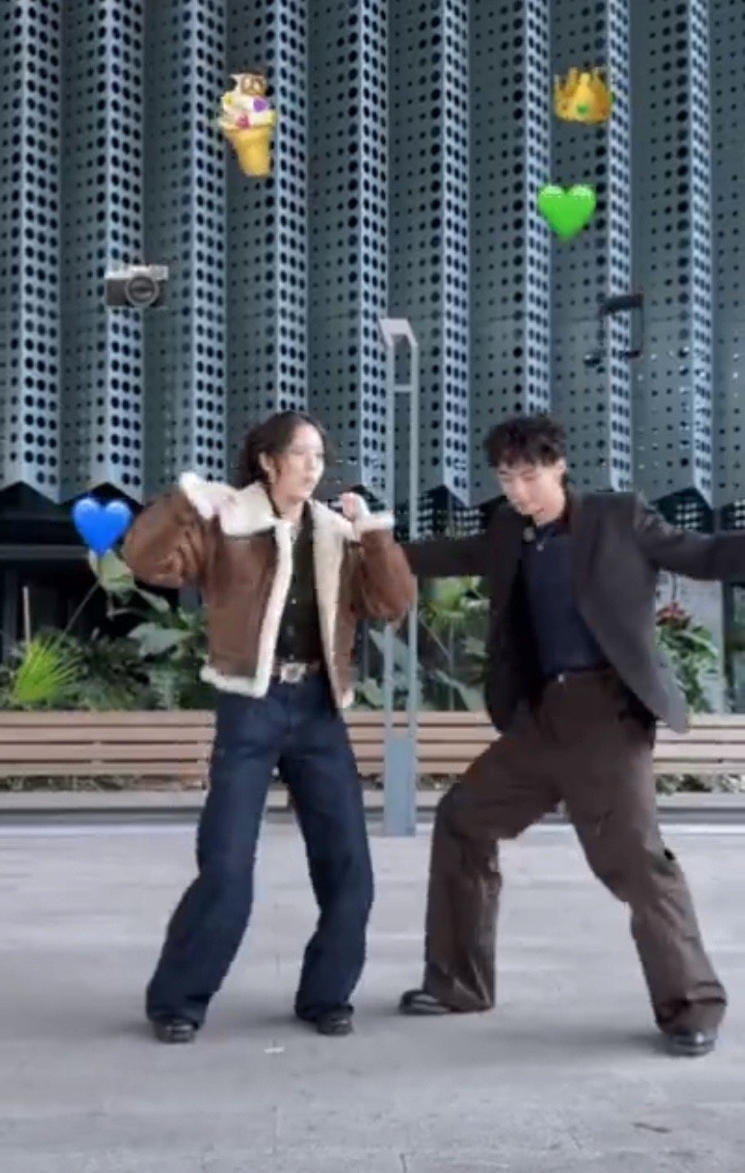 谁懂啊！欧阳娜娜和恩利在桃花坞的这段合拍也太养眼了吧🥹美拉德穿搭氛围感直接拉满