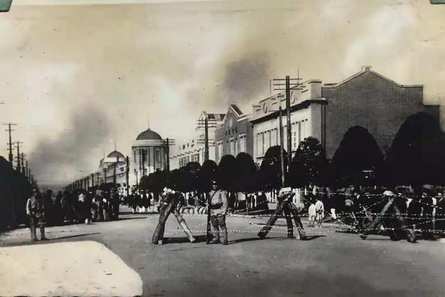 日本鬼子攻入沈阳后，立即占领兵工厂、被服厂。他们把兵工厂可以装备十个师的武器弹药