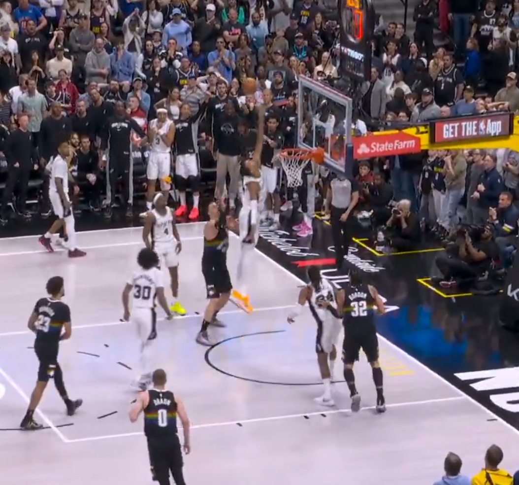 虽然也吃了几个文班的火锅但是约基奇在低位这么打文班…全联盟还有谁能做到看他最后锁