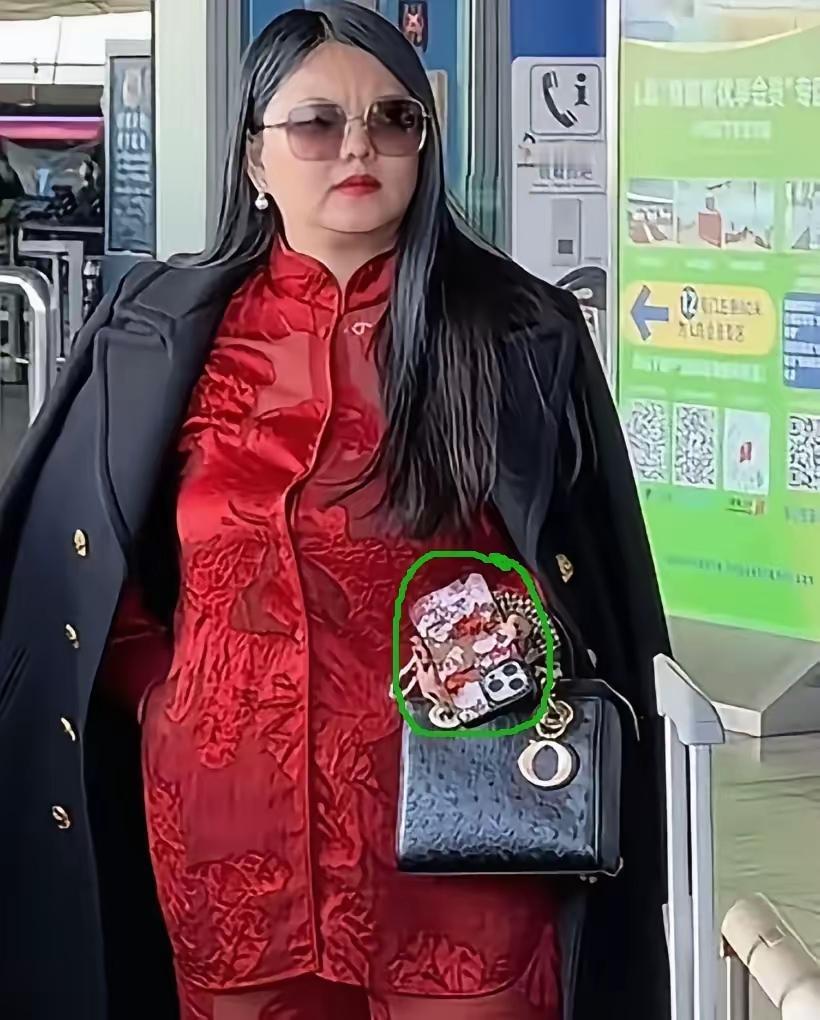 咱就说李湘这么有钱，咋就减不下肥呢？这几天她在机场被拍，看着又胖了点，还得拄着拐
