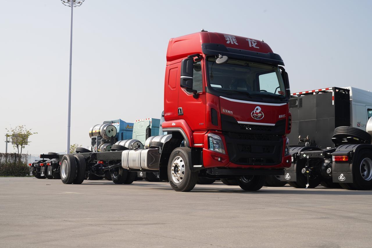 乘龙H5绿通载货车的用户老李，选了290马力的自动挡车型，动力更强劲；驾驶室也进