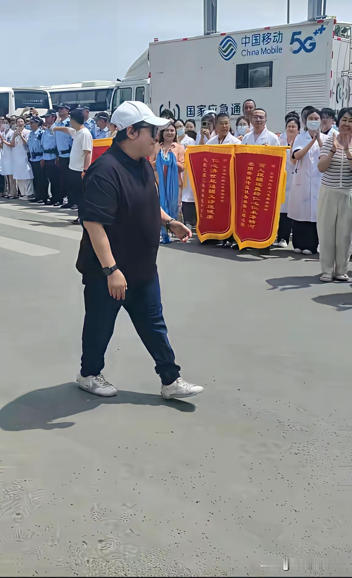 打着个人名义成立基金会，用众筹的钱行善却只对机构不帮个人，还想落个好名声，这事儿