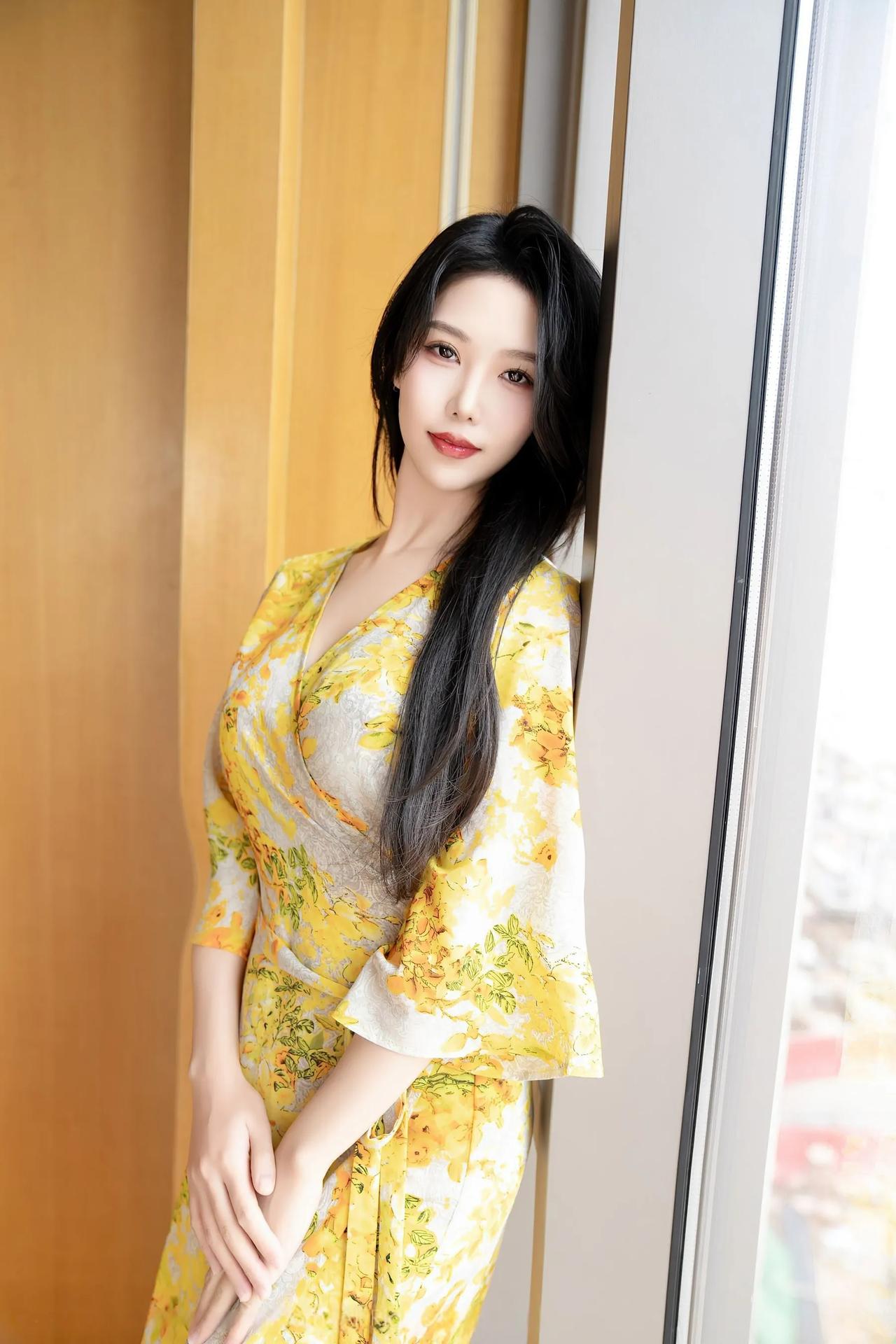 模特｜ 利世 黄碎花长裙搭白高跟，在都市角落绘就美之风景。