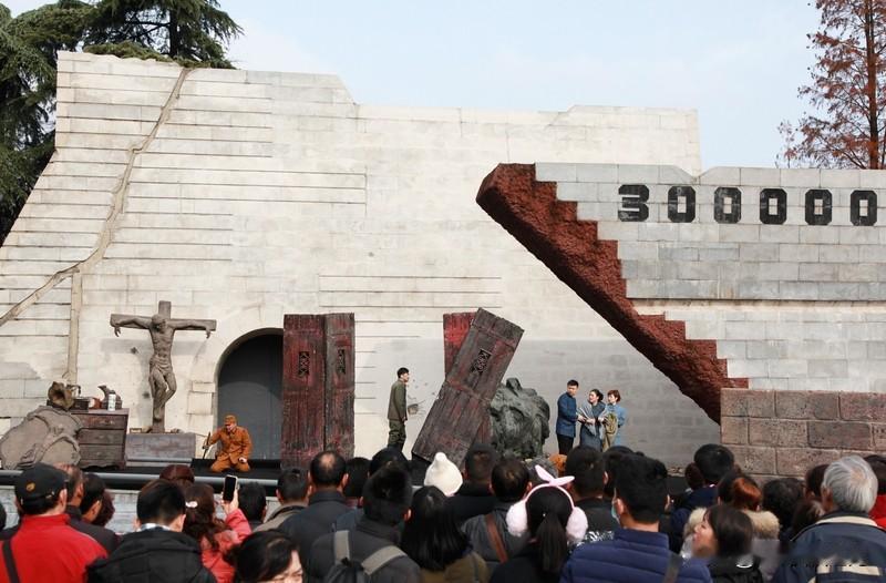 88年前的今天
南京沦陷
短短的不到一个月
三十多万人惨遭屠戮
无数历史文化财物