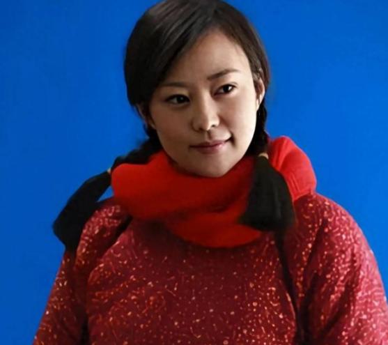 1971年，北京知青邵东平娶了地主家女儿。在新婚之夜，妻子问他：“东平哥，我家出