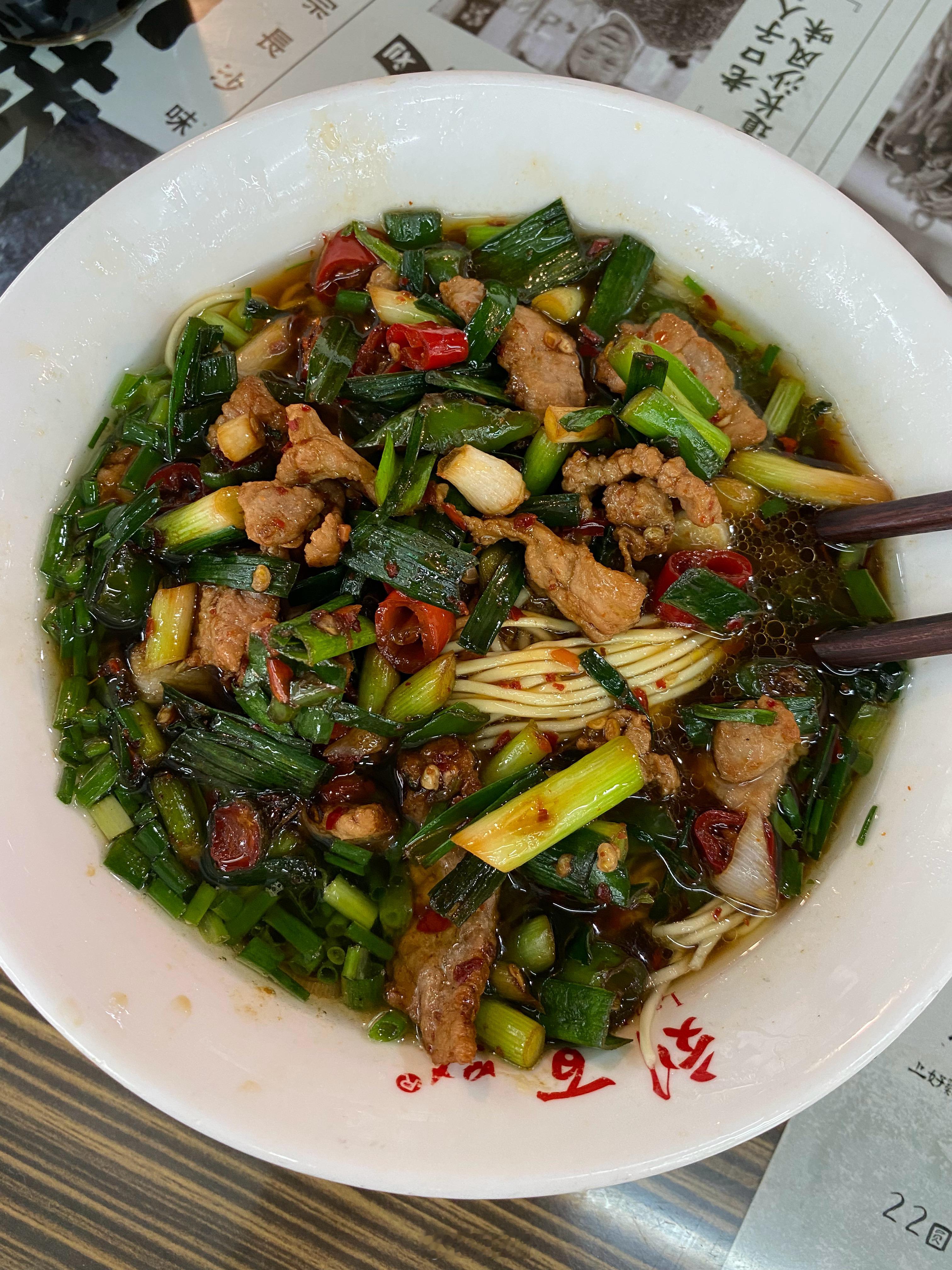 在刘百味粉馆五一新村店吃的。大蒜辣椒炒肉汤面，味道不错。#刘百味粉馆##跟着李湘