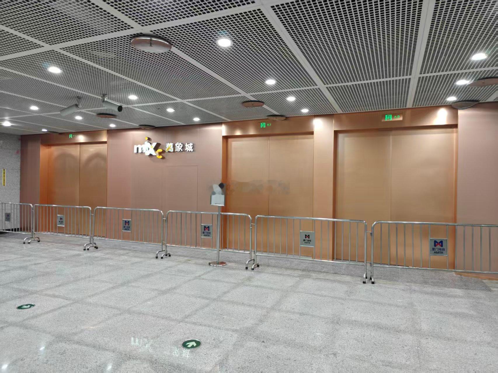 厦门万象城分别位于南区（图1）、北区（图2）的厦门地铁 连廊通道接口准备就绪。 