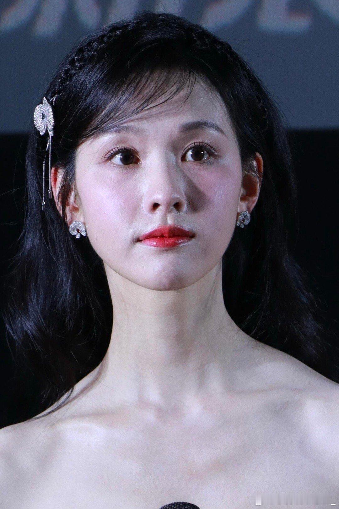 陈都灵[超话]  嘟嘟这是生图吧！！这皮肤真的就没什么好挑的啊！！真的不要太美了