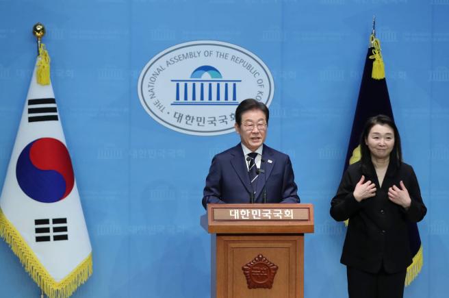 政治这东西，有时候演得太投入，就会让人忘了什么是初心，什么是代价。这段时间韩国政