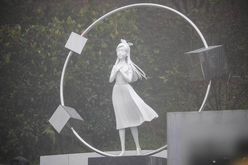 大S纪念雕像揭幕。2月2日是大S逝世一周年，具俊晔亲自设计的纪念雕像于新宝山纪念