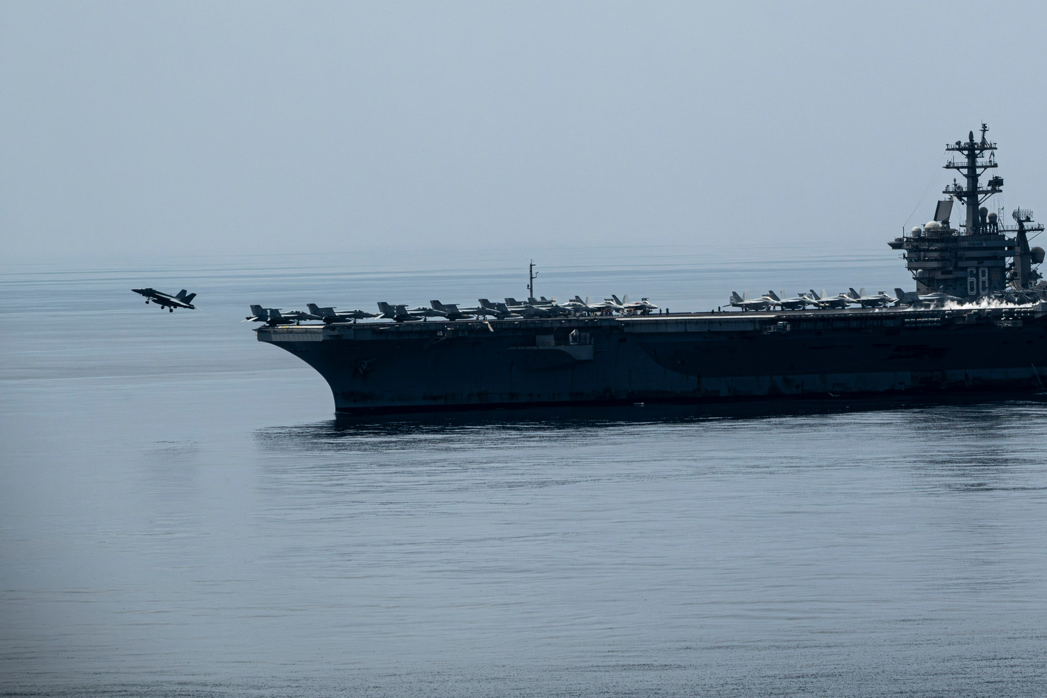 在巴拿马附近的MD一等人“尼米兹”号(CVN-68)航空母舰举行仪式欢迎美国驻巴