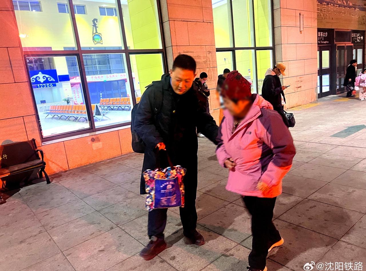 争当铁路好网民3月24日，霍林郭勒车务段白音胡硕站客运值班员白杨接到K7536次