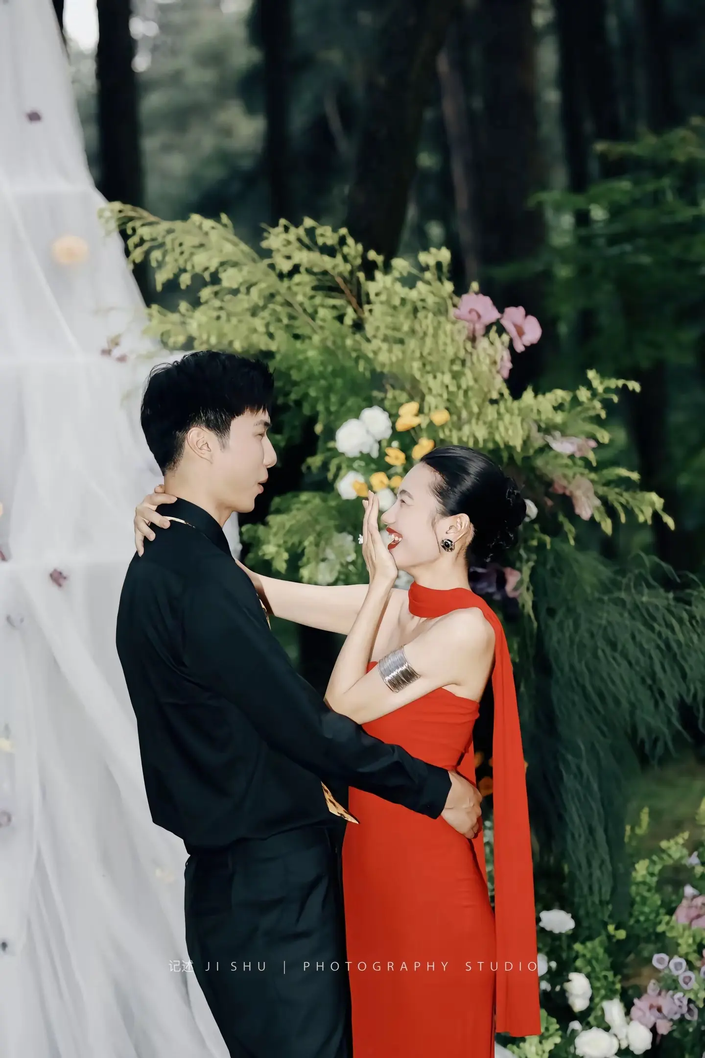 “这场森林婚礼也太太太美了”感受被大家包围着的幸福☺️  不是婚礼，还...