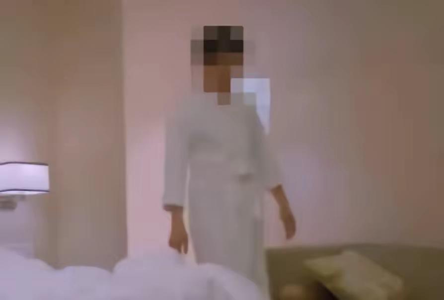 酒店这安保真够呛

明明一楼窗户就一层薄纱

也不愿意装个限位器，偏偏就让陌生人