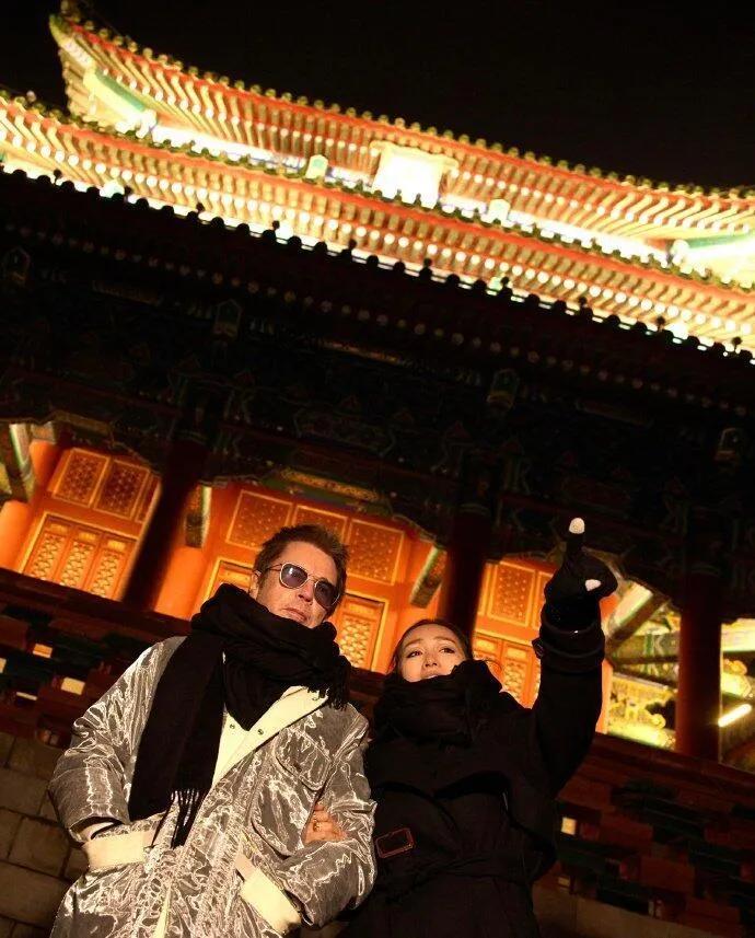 巩俐带法国老公游北京中轴线！国际巨星变身“导游”秀恩爱！
国际影后巩俐竟然在北京