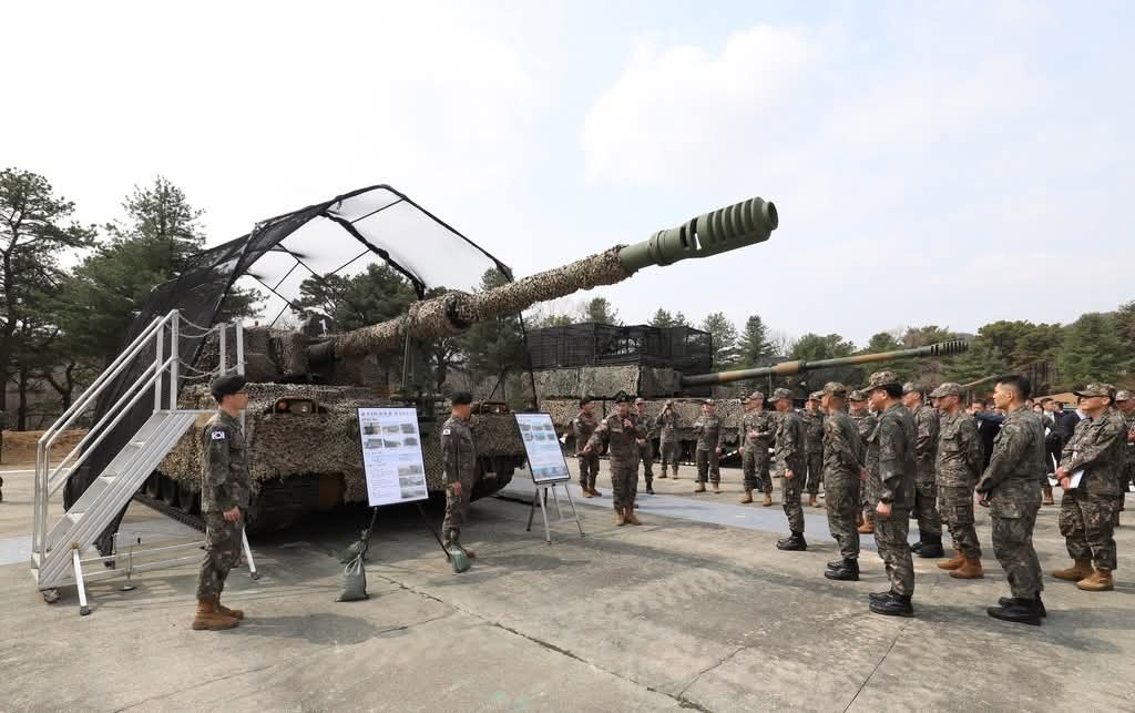 韩国人给K-9自行火炮加棚，还有一种折叠掩体和防红外和可见光探测的迷彩伪装网 