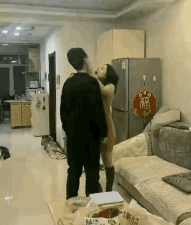 老婆喝多了没事儿找事儿，老公满脸无奈，小棉袄人狠话少，果断出手，实力护爹，挽过手