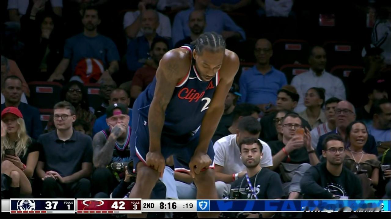 快船当家球星伦纳德真是太无奈了！在今天快船客场以123：140惨败于热火的赛后采