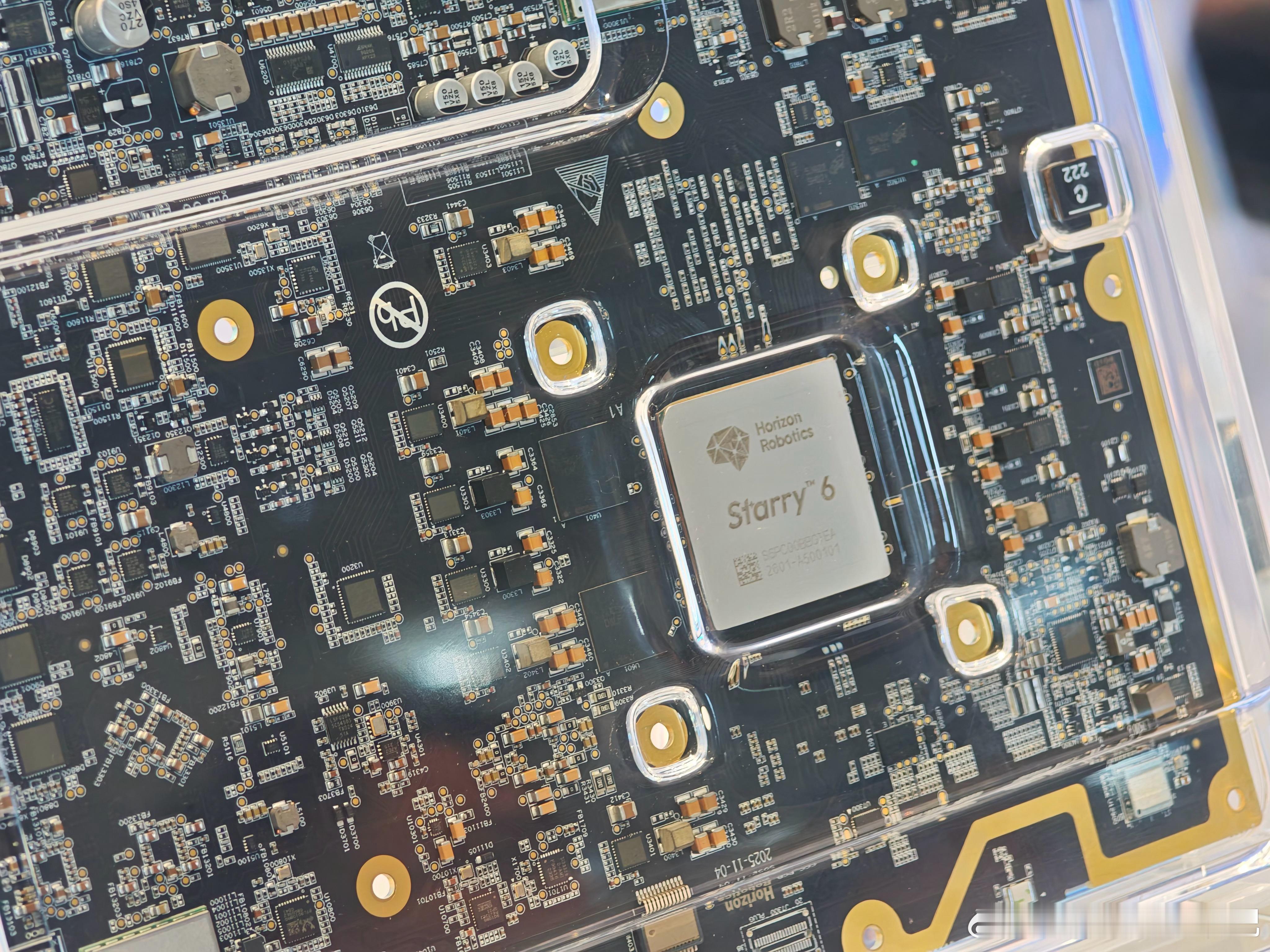 地平线的舱驾一体芯片——星空Starry 6。看了下DRAM和ROM芯片，用的是