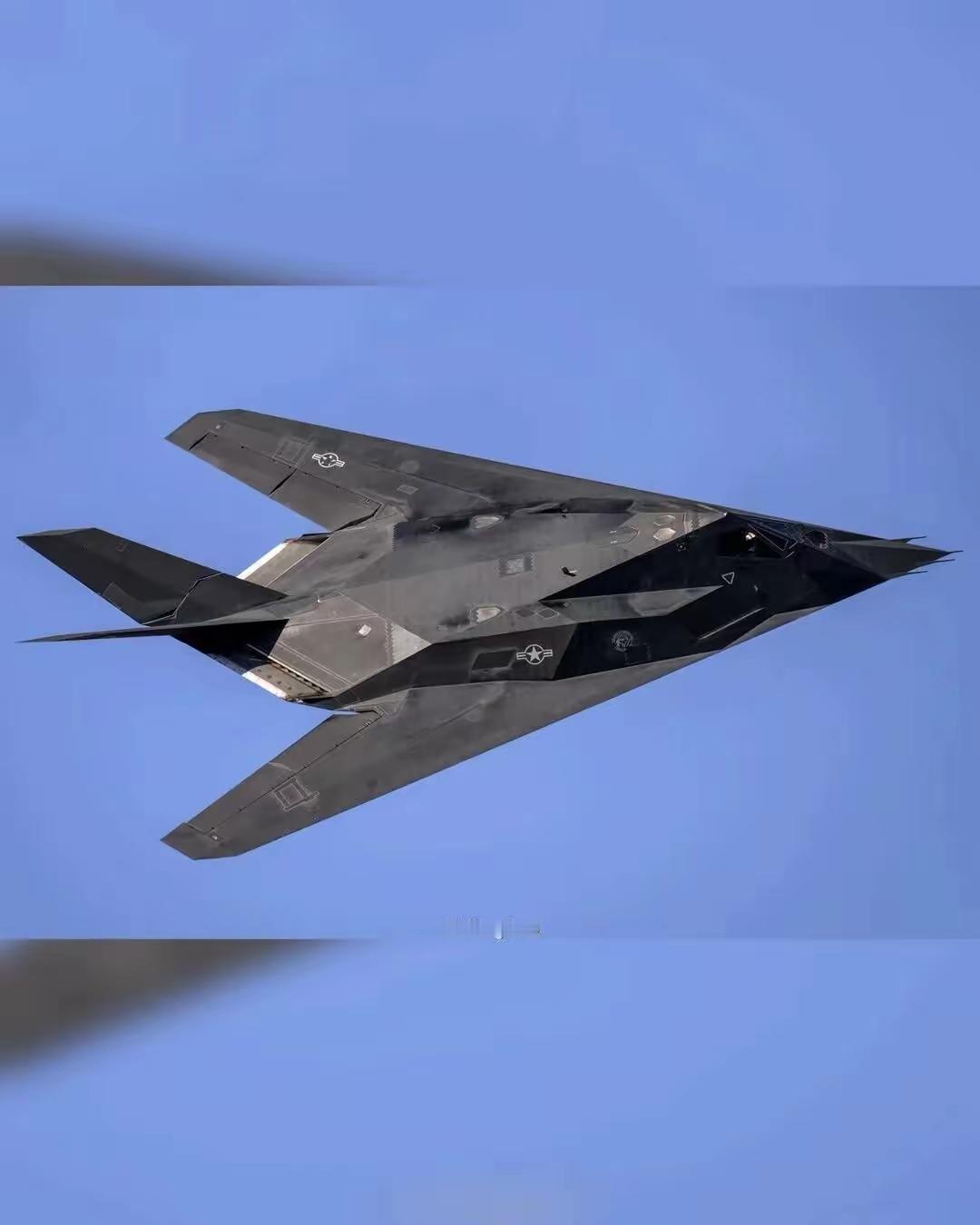 战斗机为何追求隐形?
核心逻辑：现代空战，先被发现=先被锁定=先被击落，隐身本质