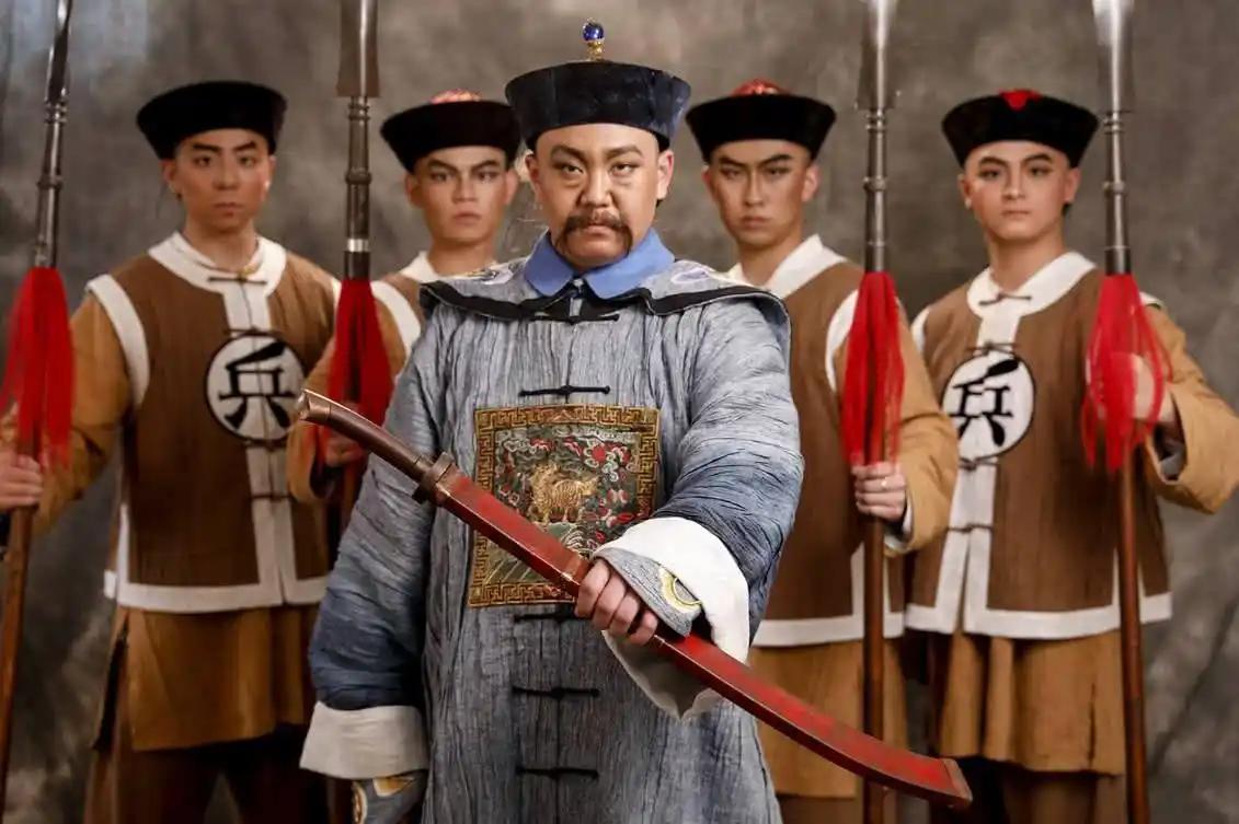 《笑林广记》中载有一则趣事。一人素来步履迟缓，这日自城外慢行入城，被巡夜的兵士拦