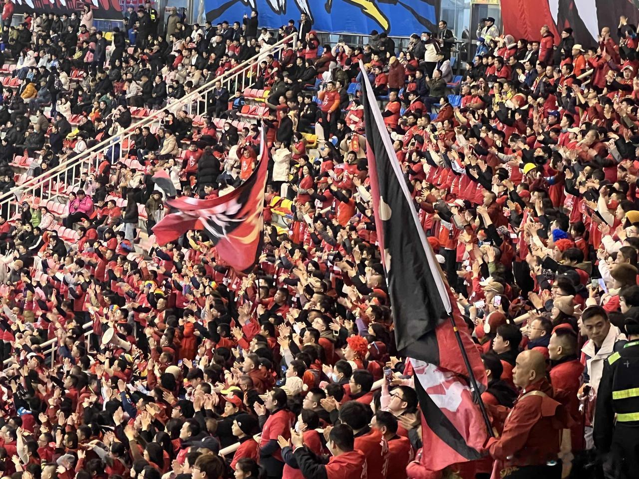 长沙队与深圳大湾区湖南人队，为湘超摇旗呐喊助威