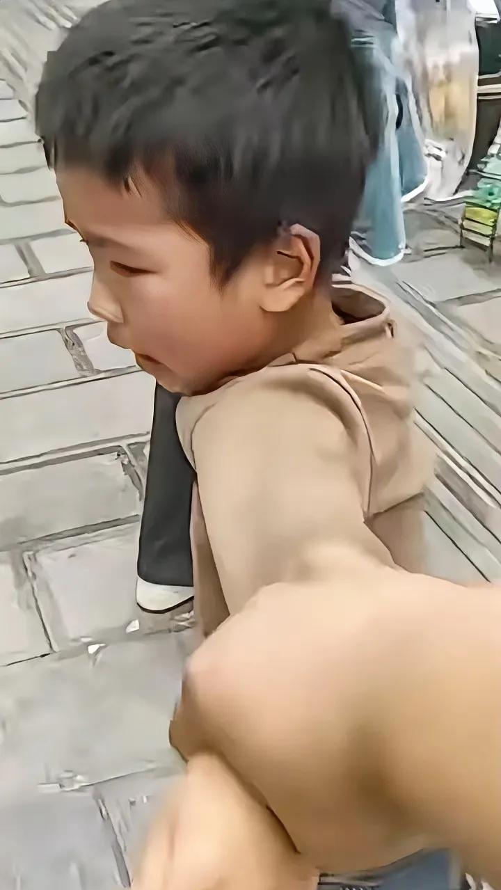 泪目！
街头偶遇亲生儿子，一声妈妈喊碎多少人的心！
网友：可惜妈妈已成了别人的妈