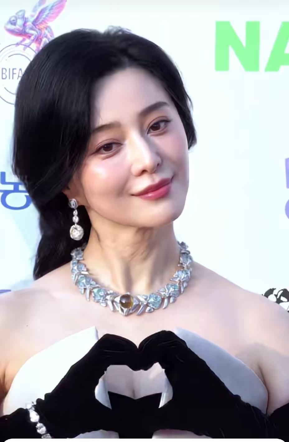 老了
脸上可以做高科技
脖子出卖了年龄