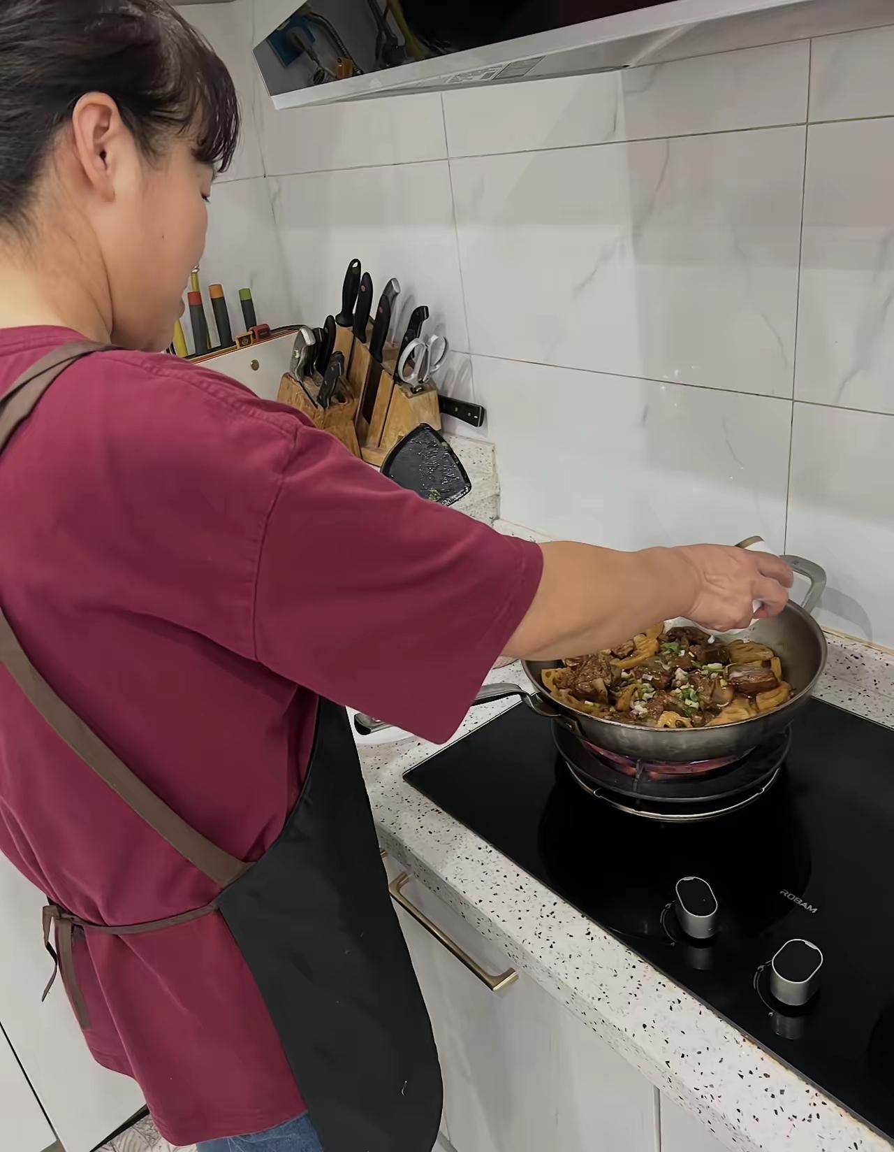 我表妹去年进城给人当住家保姆。伺候一个八十多岁的老太太，一个月5500。她去之前