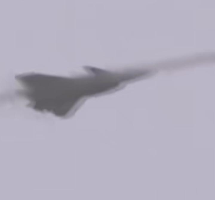 歼20同时发射两枚霹雳空空导弹 ​​​