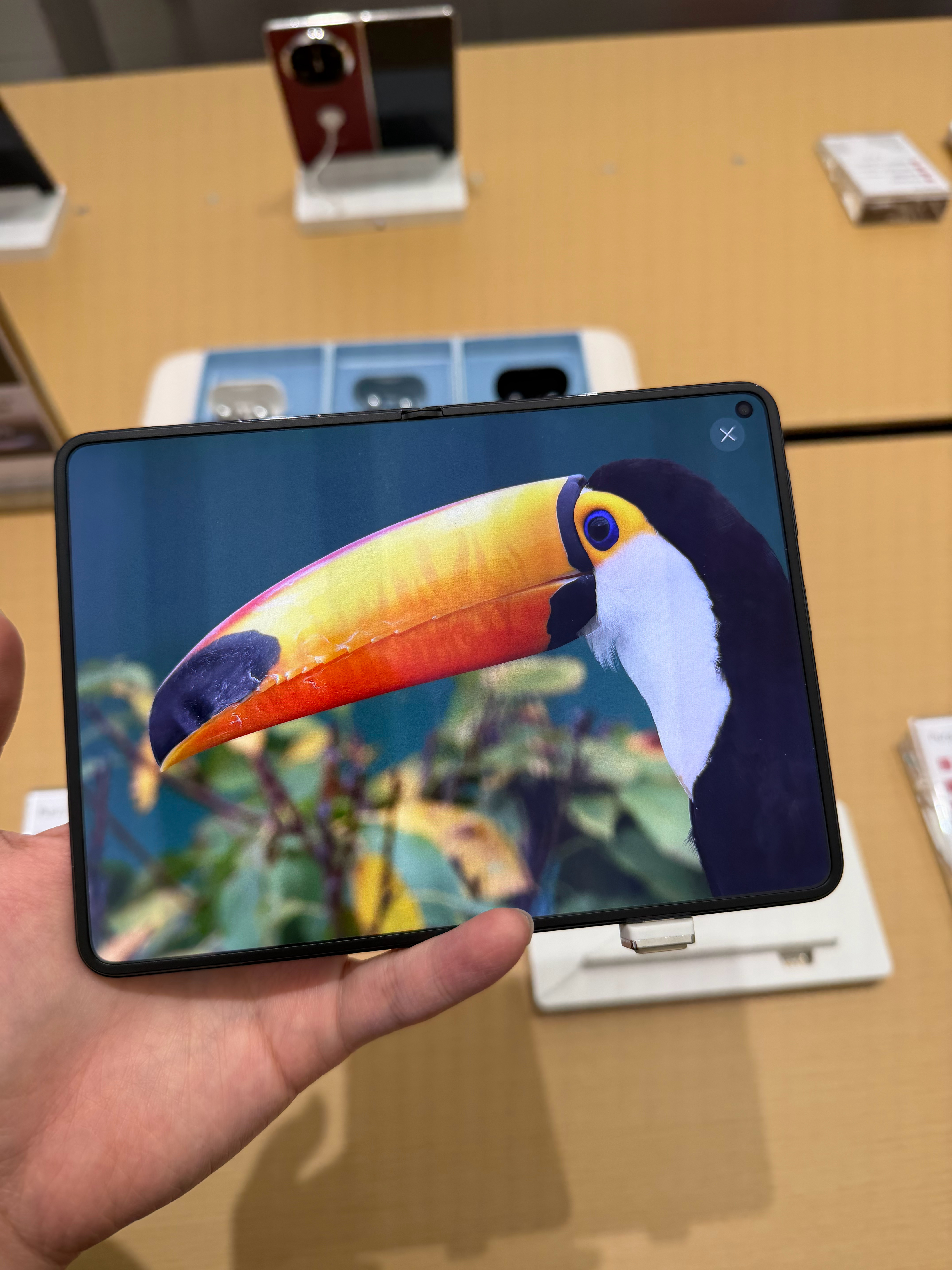 今天本来打算去商场逛逛顺便摸摸新机，结果路过华为门店直接惊呆了，里三层外三层全是