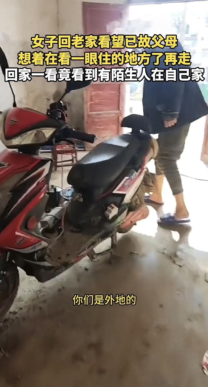 独生子女，在外奔波，当父母老去后，该如何安放这份思念。

一女子回老家看望已老去