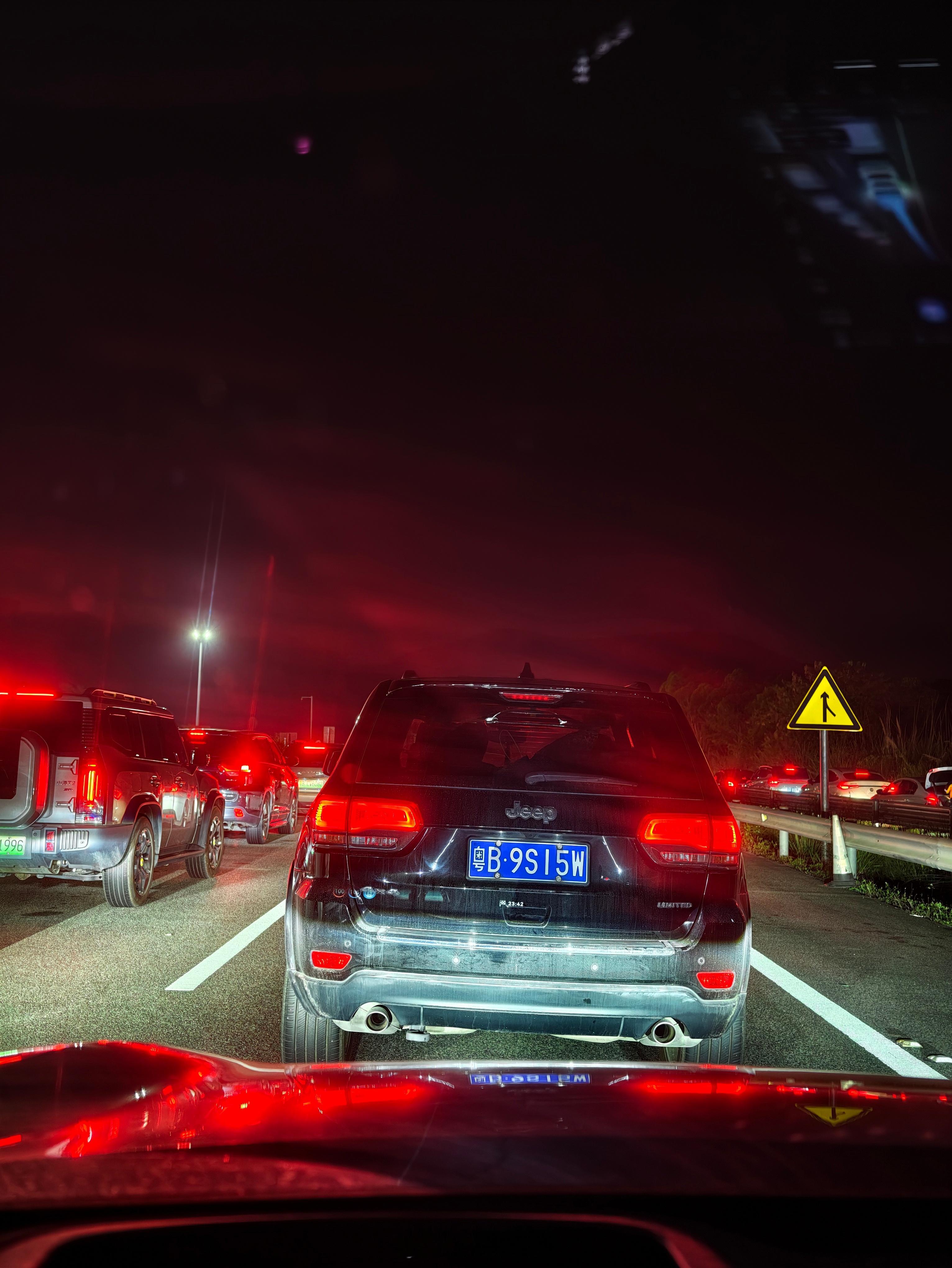 单日近3亿人跨区域流动今天深圳下雨，宅家。五一出门玩真的太可怕了，第一天基本堵在