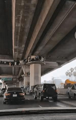 美国流浪汉把自己的家建在了立交桥下，这种情况难道就没人管吗？车辆川流不息，感觉非