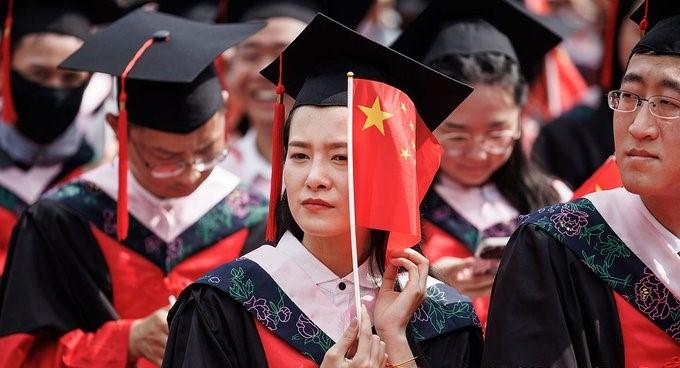 方向偏了
英语并没有因为中国国力增强而失去价值，恰恰因为国际交流依然高度依赖英语