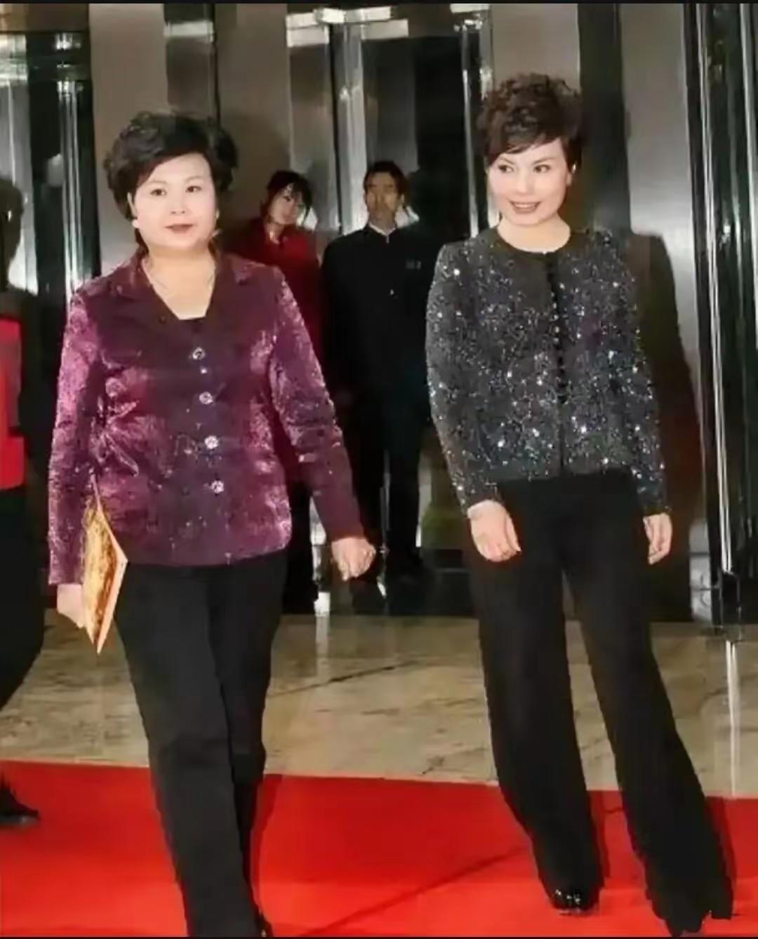 央视大姐大，
一同把班下。
新闻联播组，
主持有她俩。
