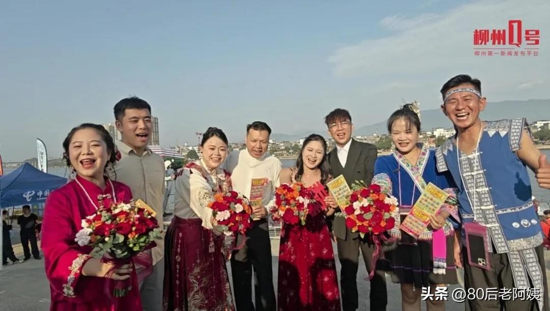 太浪漫了！龙舟当喜轿，山水为证，这是一场温柔又走心的水上集体婚礼
 
今天，看到