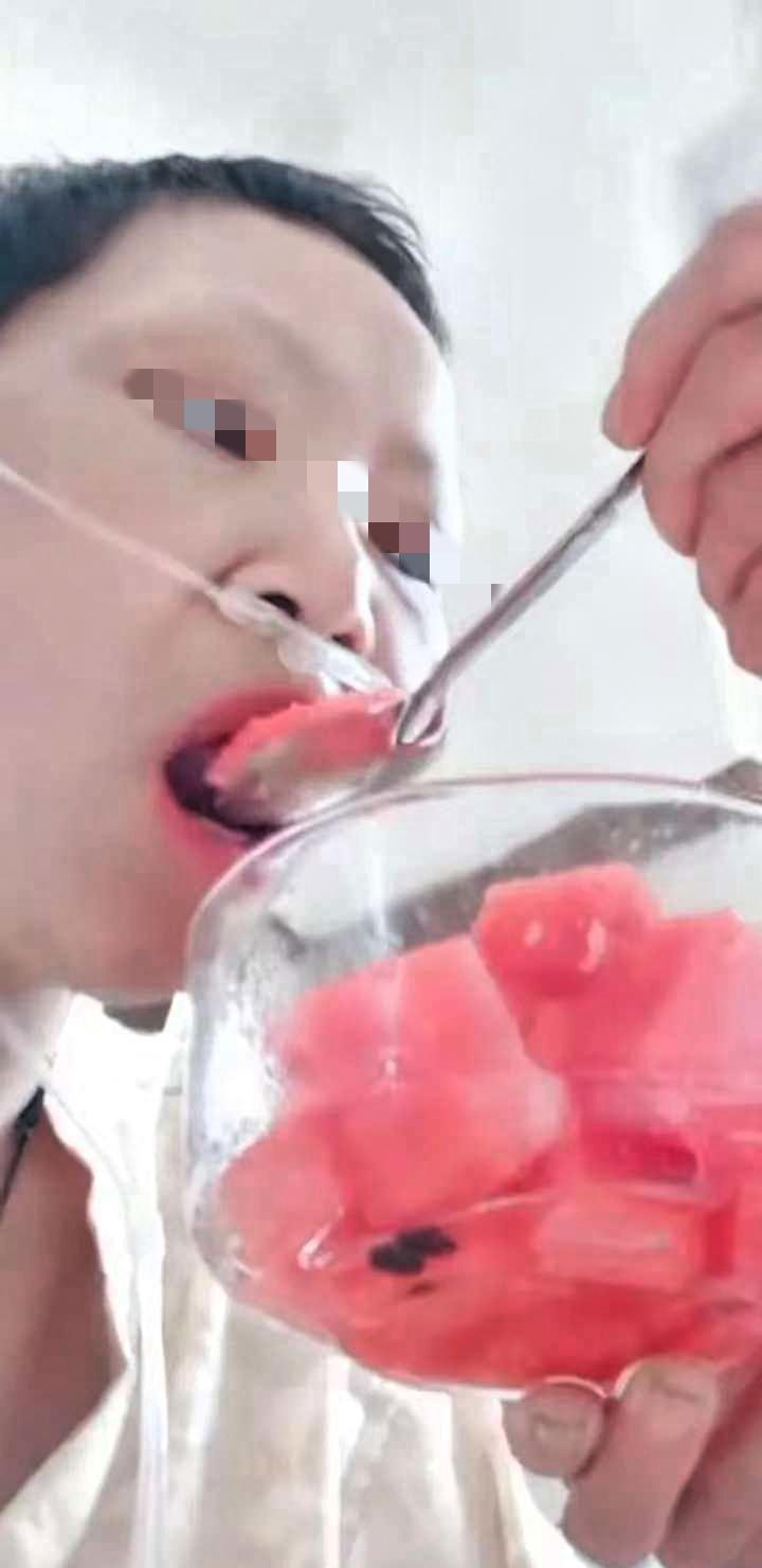 泪目！女子患癌症晚期，医院已下病危通知书，女子四天没吃饭，靠营养针续命，身体状态