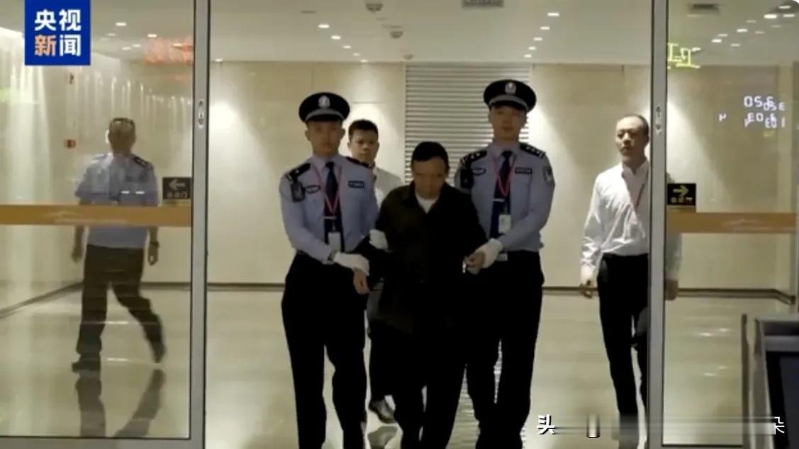 跑得了？2年8个月，红通主任被“押”回来：扶贫的钱，他也敢伸手

1962年生的