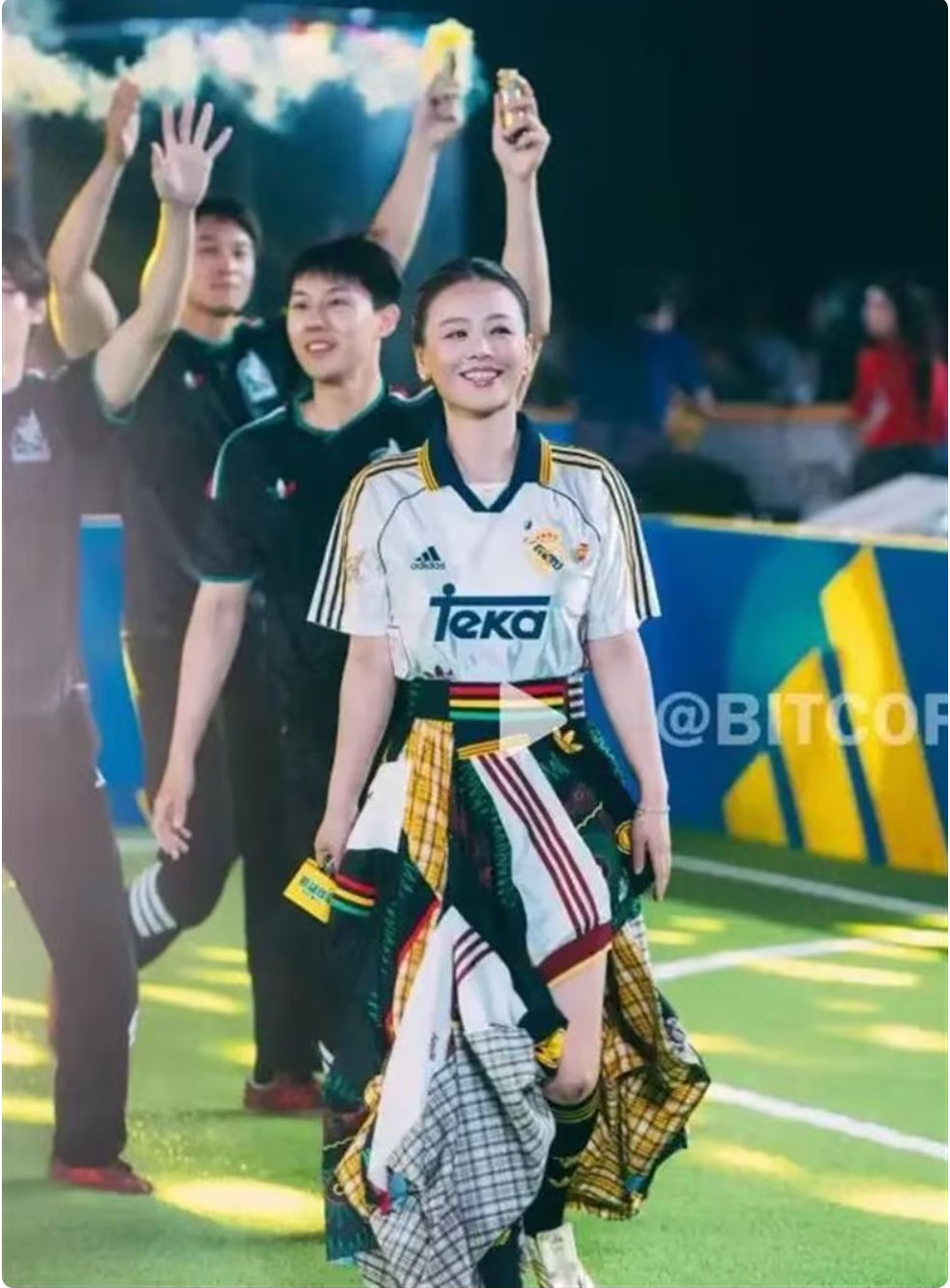 马思纯现身足球场，穿金靴长裙有活力，气质少女笑起来明媚好治愈 