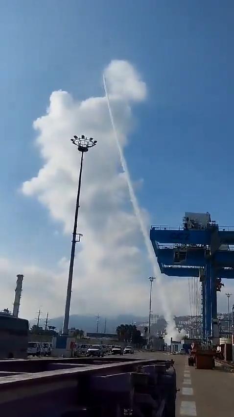 以色列军队从海法港发射了“铁穹”防御系统。