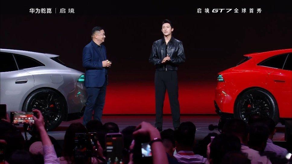 华为和广汽合作的全新品牌——启境首款新车「启境GT7」代言人是黄景瑜，人车气质挺